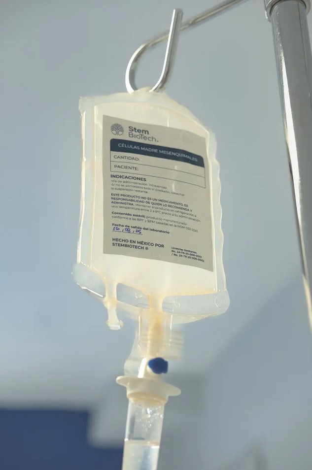 Especialista aplicando tratamiento capilar regenerativo