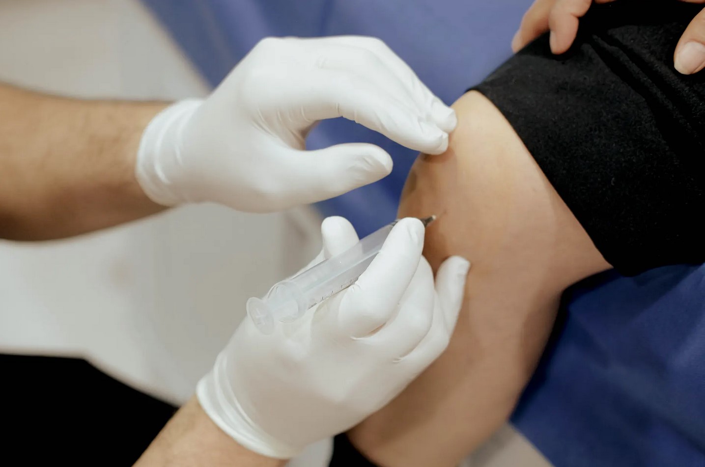 Atleta recibiendo tratamiento de regeneración deportiva