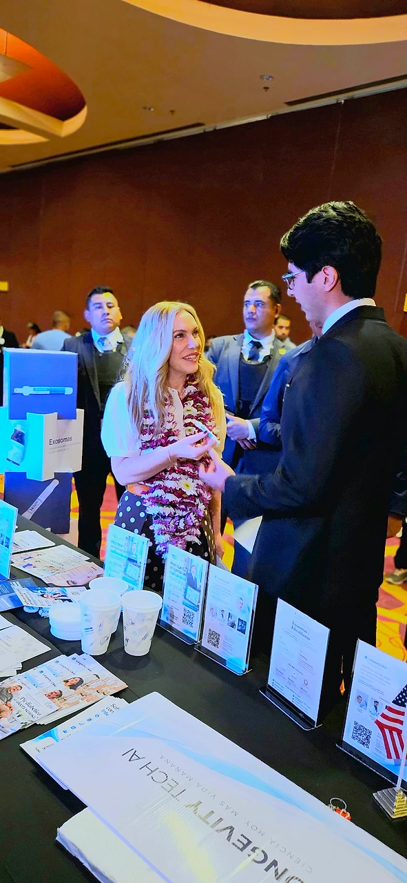 Ninfa Salinas conversa con el Ing. Carlo J. Peña, de Longevity Clinic, durante su recorrido por el stand en el evento estatal de Somos Grandes en Veracruz