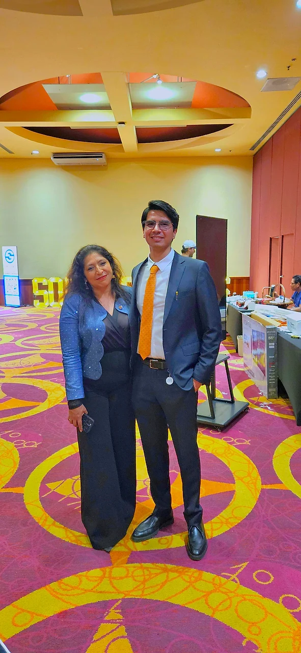 Lupita Rosas, encargada estatal de Somos Grandes Veracruz, junto al Ing. Carlo J. Peña, de Longevity Clinic, en el salón del evento