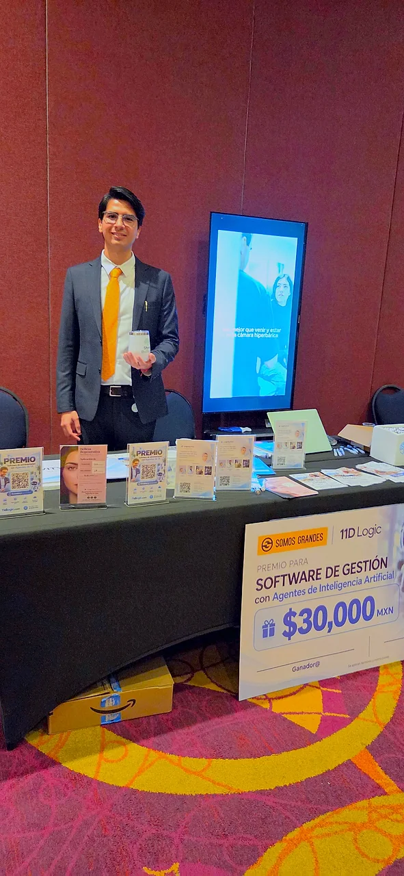 El Ing. Carlo J. Peña, de Longevity Clinic, en el stand de la clínica durante el evento estatal Somos Grandes, hotel Galería Plaza Veracruz