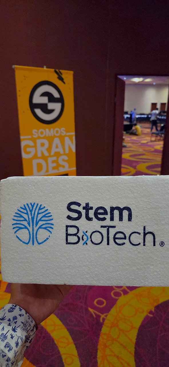 Logotipo de Stem BioTech, laboratorio aliado de Longevity Clinic, frente al banner de Somos Grandes en el hotel Galería Plaza Veracruz